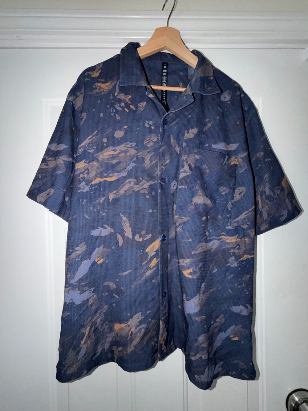Lululemon Men’s Camp Collar Navy Cam Print Short Sleeve Button-Up Shirt. Sz XL